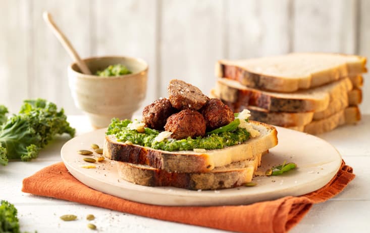 Köttbullsmacka med grönkålspesto | Pågen